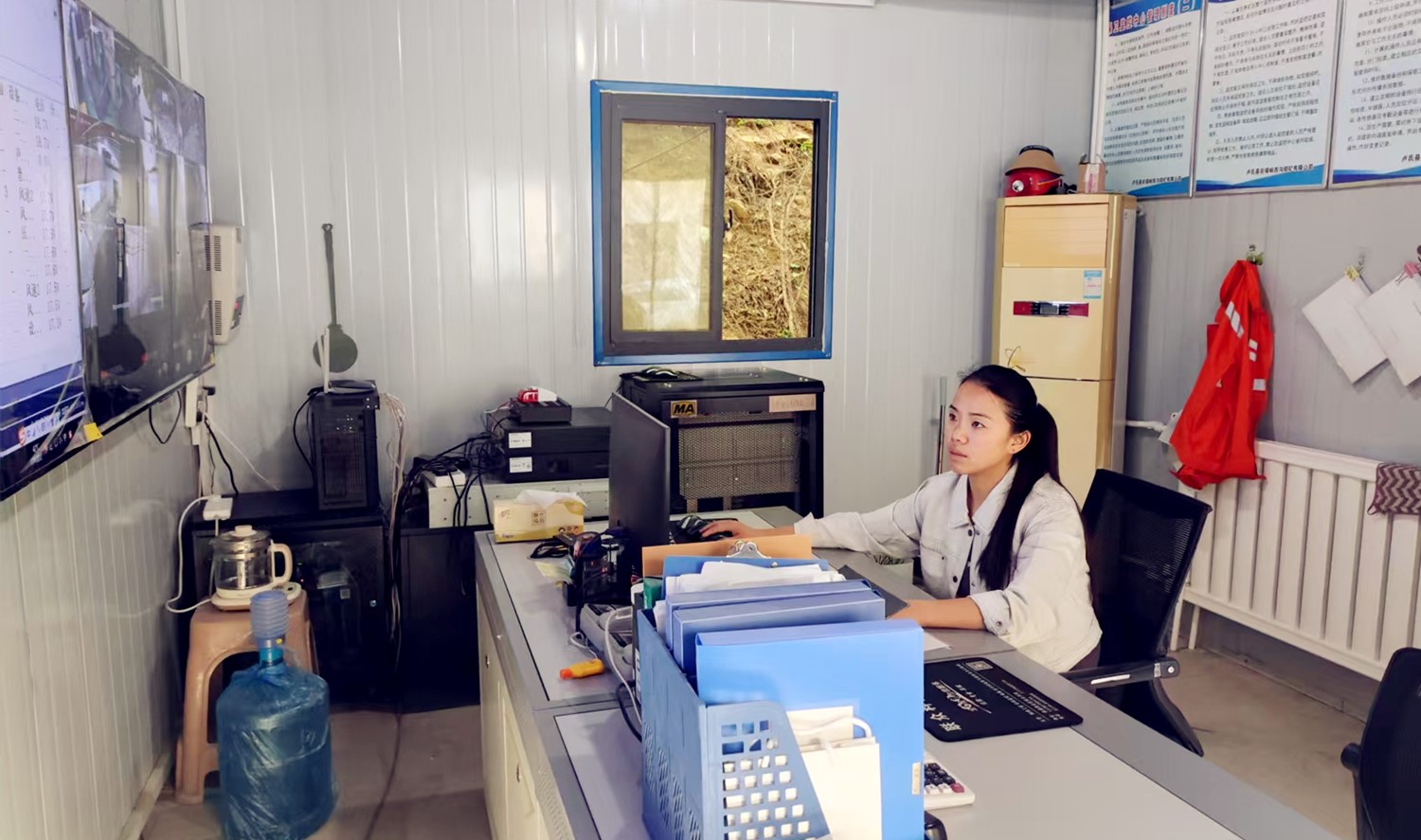 堅(jiān)守安全防線(xiàn)，綻放巾幗風(fēng)采｜記西溝鐵礦安全監(jiān)控員黃春玲