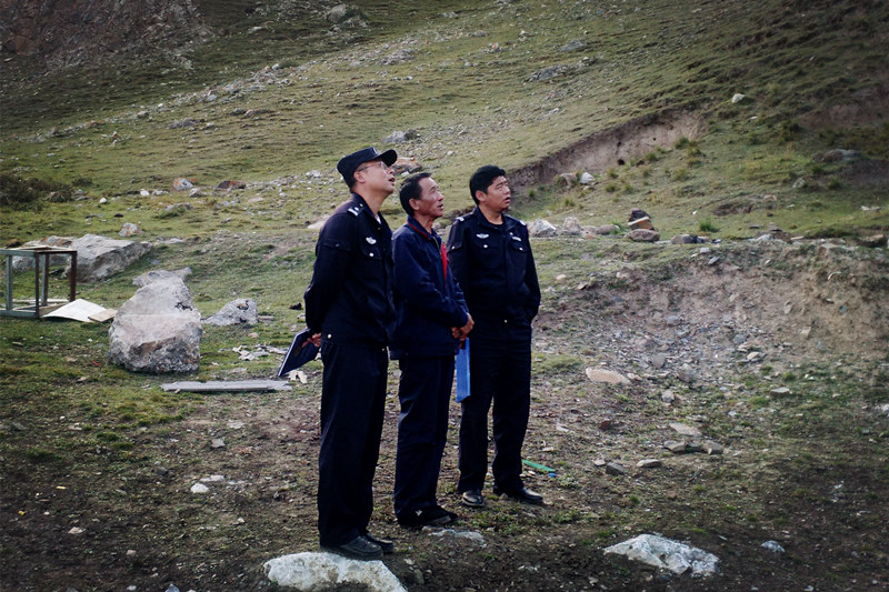 興?？h公安局治安大隊(duì)到銅鑫公司例行安全專項(xiàng)檢查